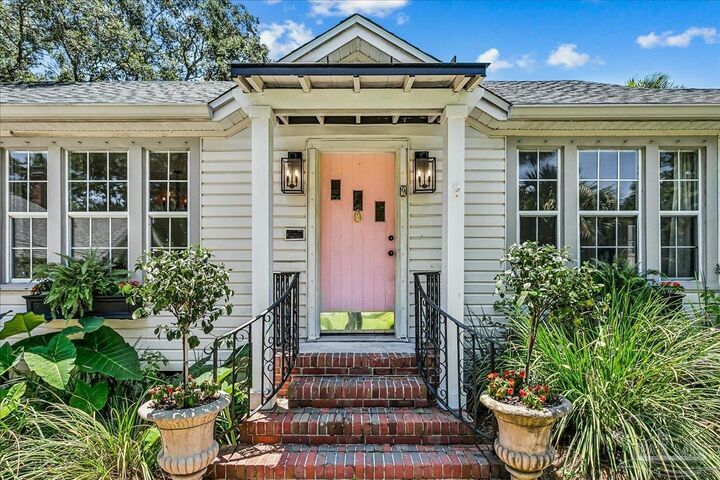 Property Photo:  9 E Strong St  FL 32501 