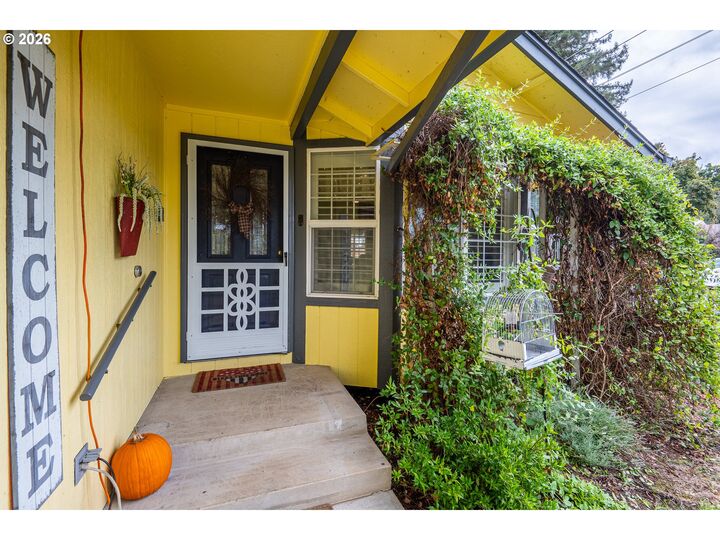 Property Photo:  90 S 17th St  OR 97424 