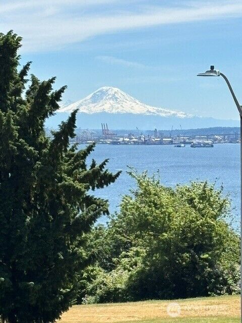 Property Photo:  2612 W Galer Street  WA 98199 
