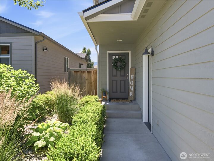 Property Photo:  462 S Kansas Loop  WA 98802 