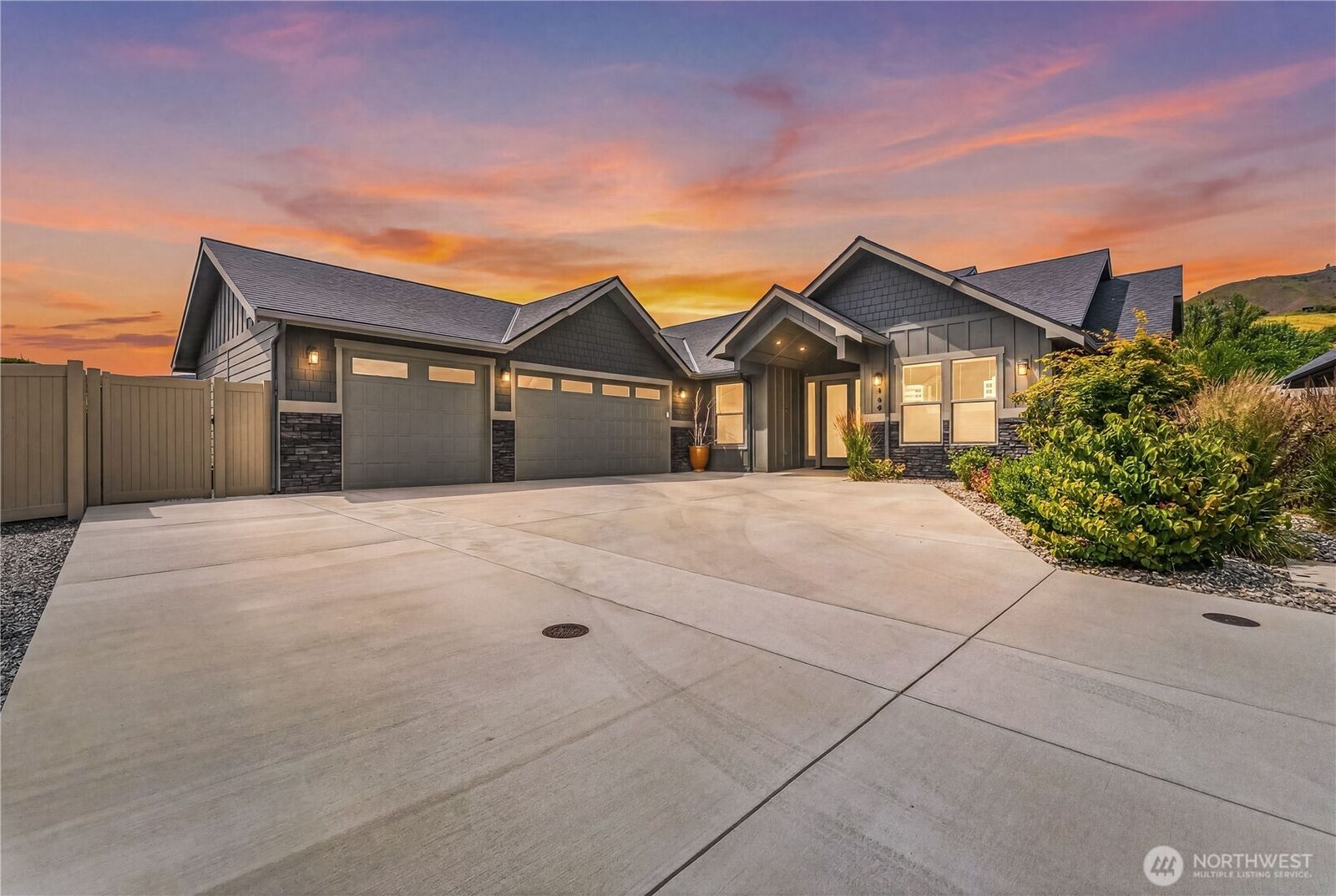 Property Photo:  966  Bentley Lane  WA 98801 