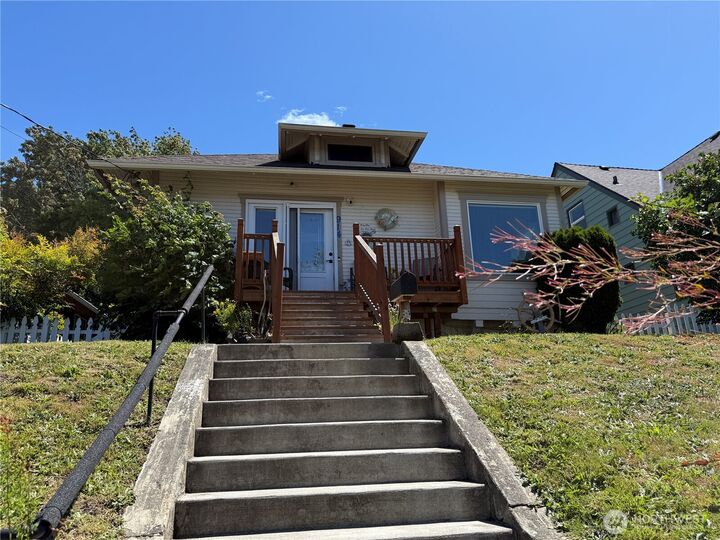 Property Photo: 914 Pacific Avenue WA 98337