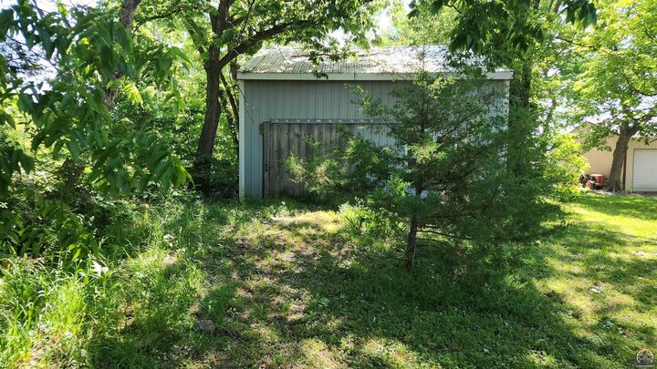 Property Photo:  530 Section Line Rd  KS 66550 