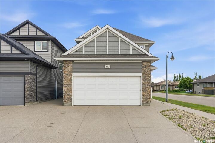 302 Dickson Crescent — photo 1
