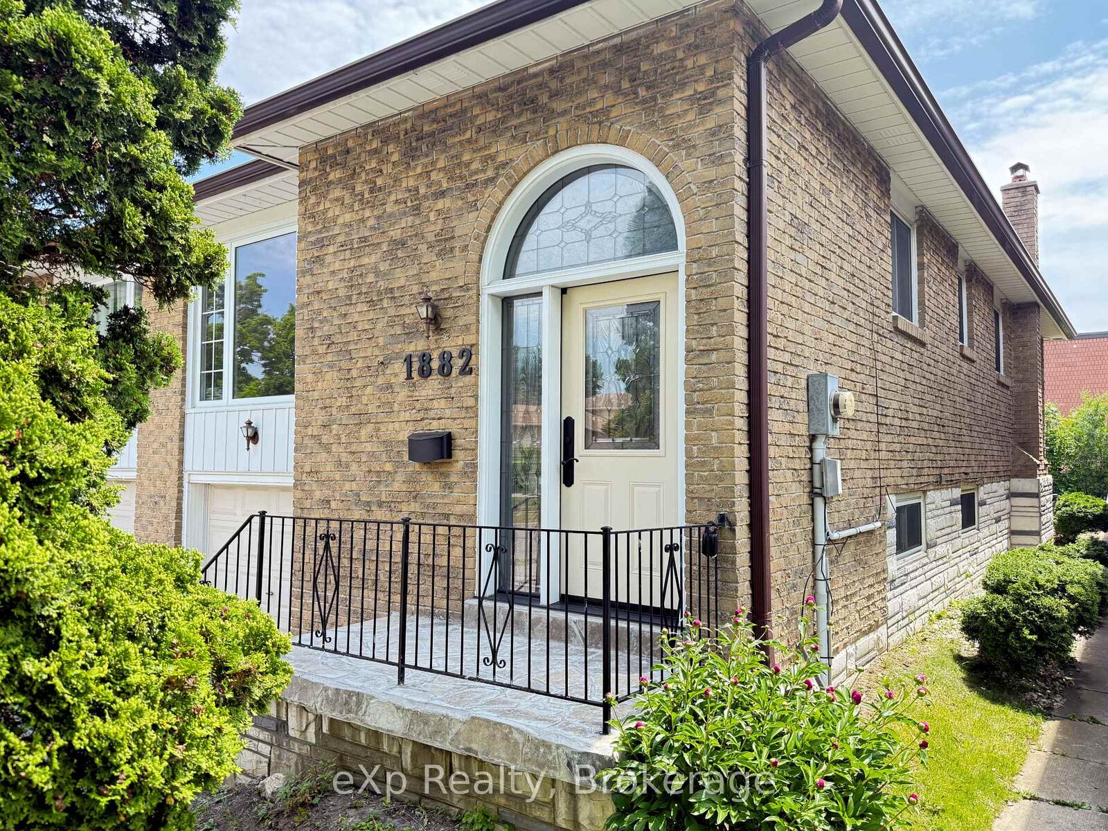 Property Photo:  1882 Rosefield Road  ON L1V 3H6 