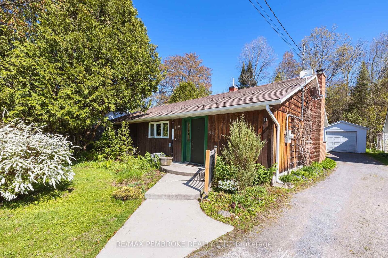 Property Photo: 98 Glendale Avenue ON K0J 1P0
