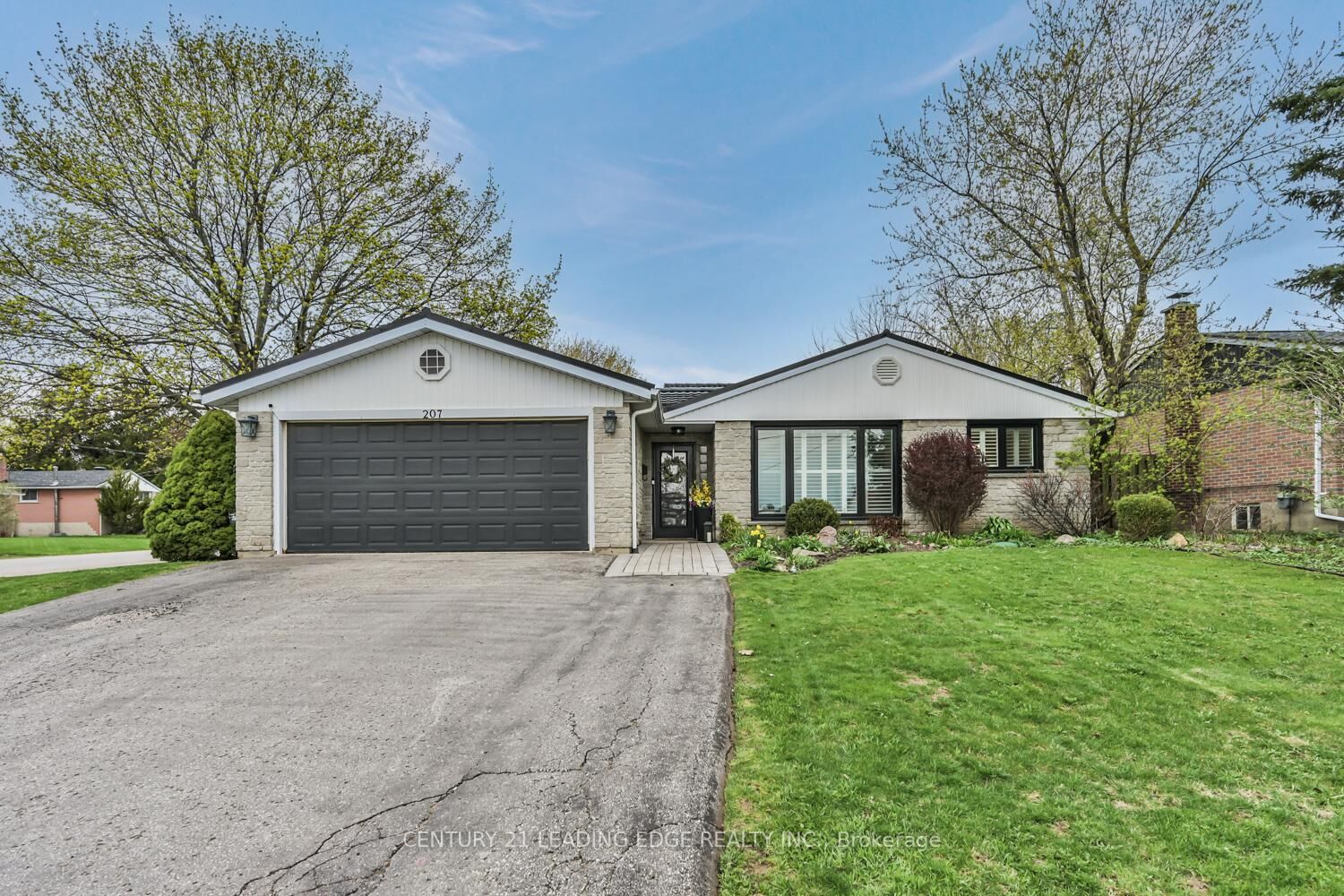 Property Photo:  207 Yeates Avenue  ON L4N 4C5 