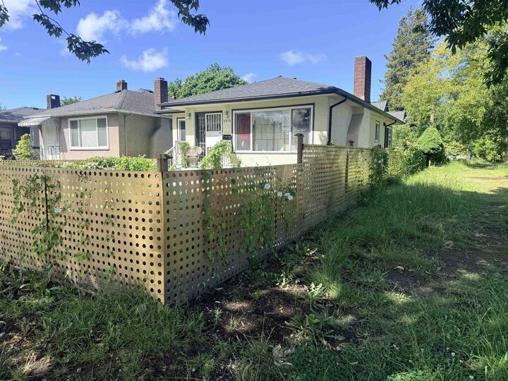 Property Photo:  2815 Nanaimo Street  BC V5N 5G2 