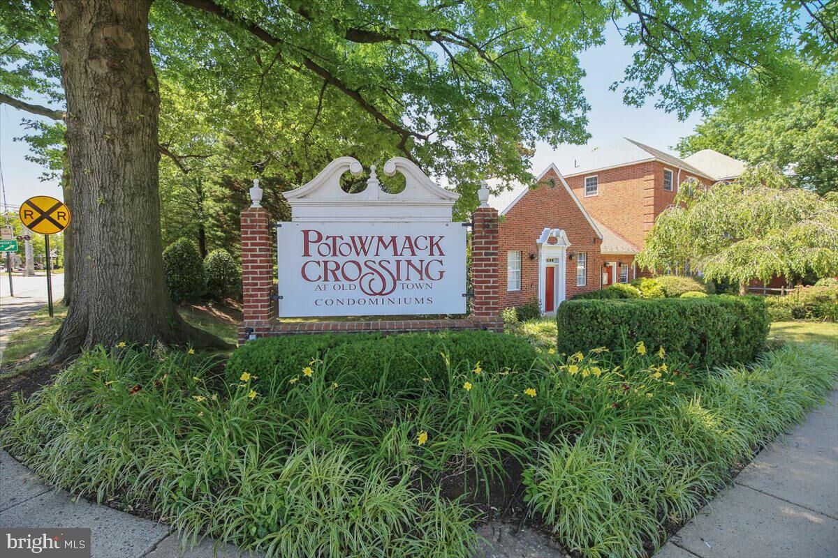 Property Photo:  1708 W Abingdon Drive 301  VA 22314 