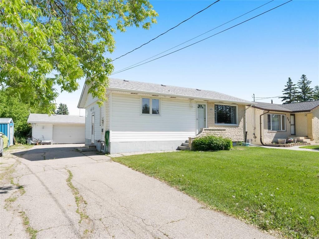 Property Photo:  501 Pine Avenue  MB R0E 0C0 
