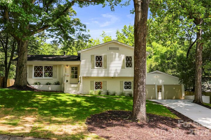 Property Photo:  7008 Brynhurst Drive  NC 28210 