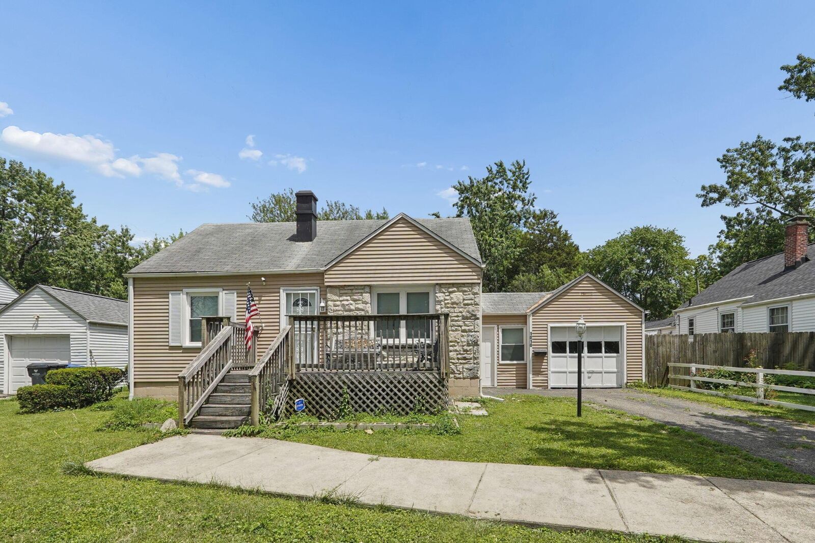 Property Photo: 1010 Rose Place OH 43227