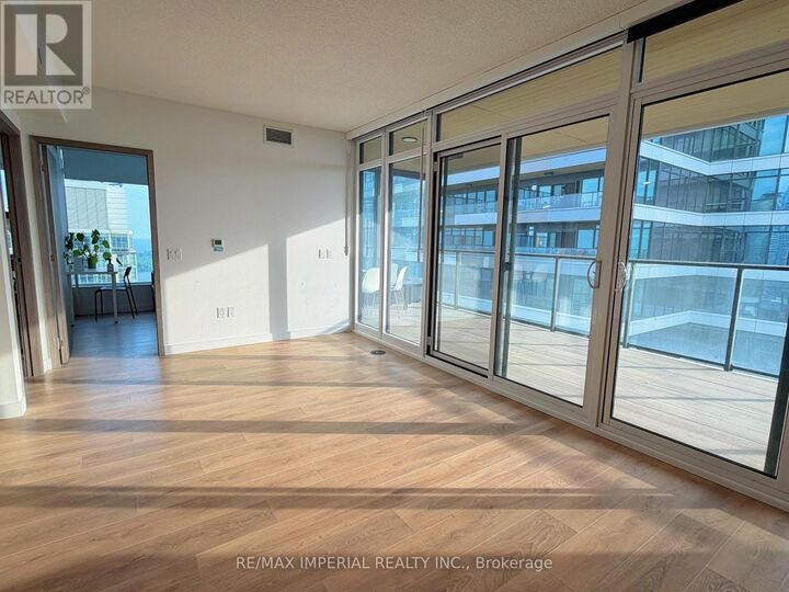 Property Photo:  1 Concord Cityplace Way 4210  ON M5V 0X3 