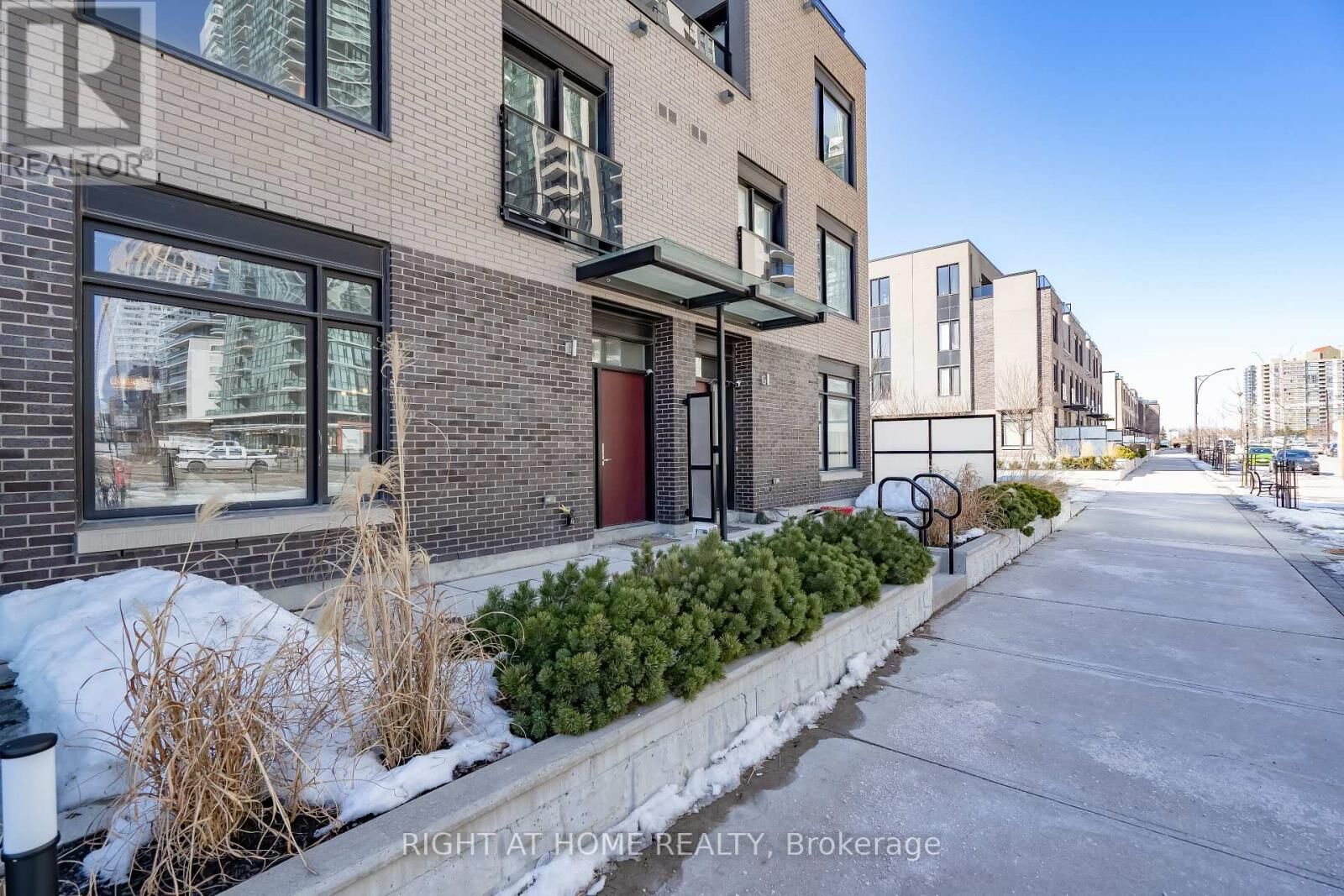 Property Photo:  4030 Parkside Village Drive 5  ON L5B 0K2 