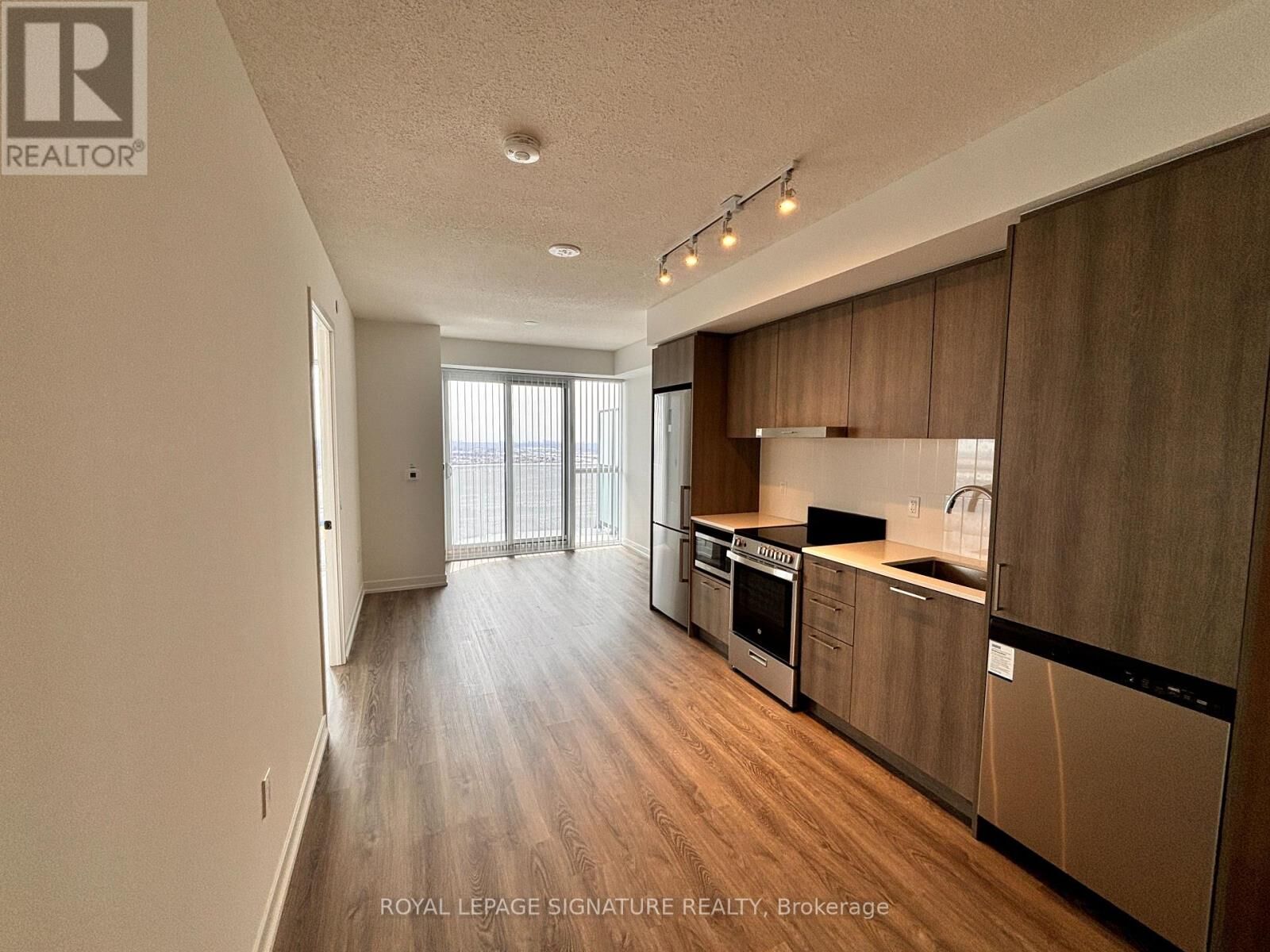 Property Photo:  195 Commerce Street  ON L4K 0P9 