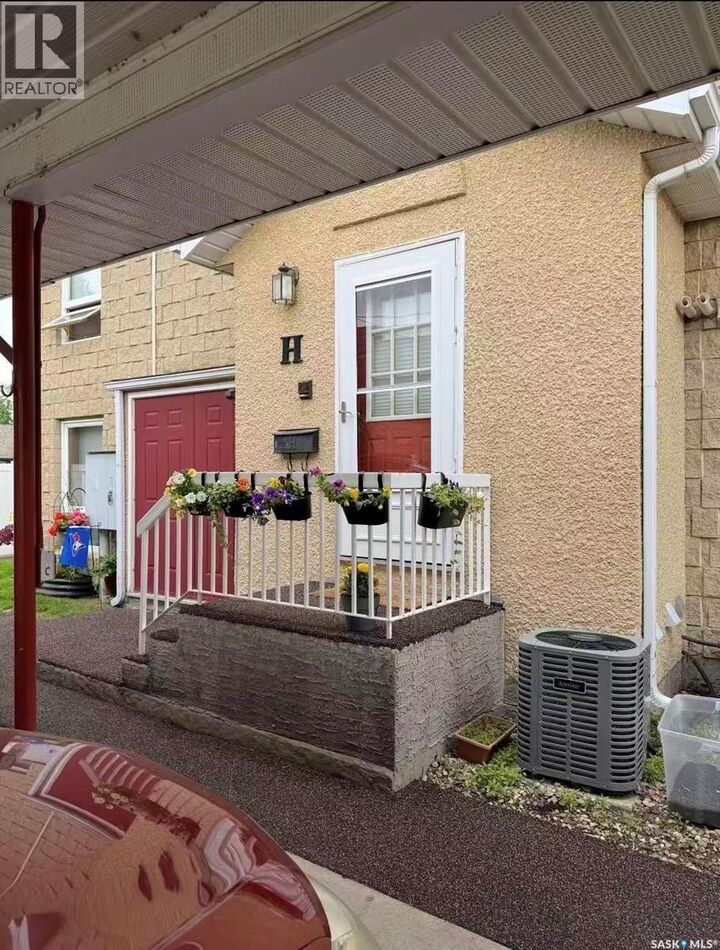 Property Photo:  H 279 Hochelaga Street E  SK S6H 0N9 