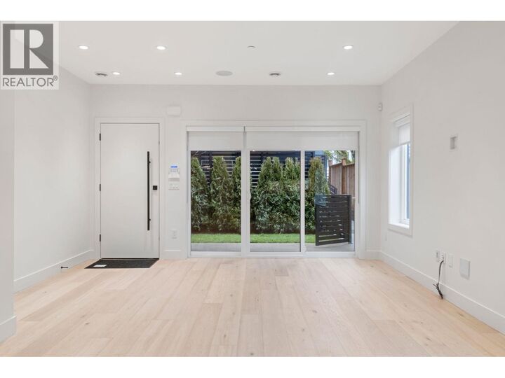 Property Photo: 2539 Grant Avenue 1 BC V5K 3G6