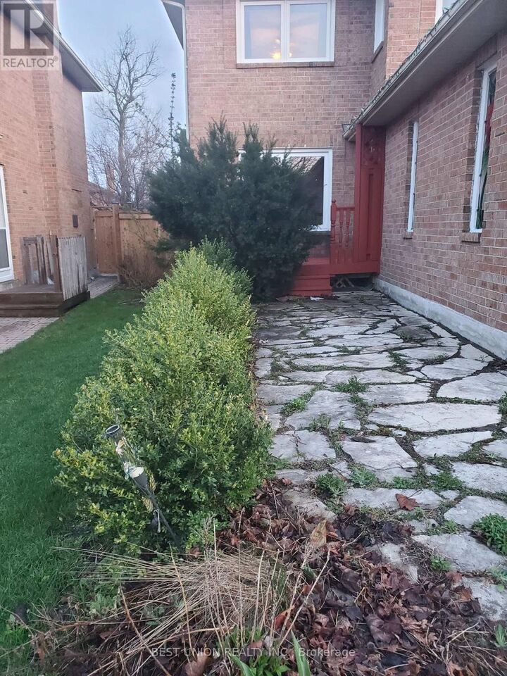 Property Photo:  104 Houseman Crescent  ON L4C 7S5 
