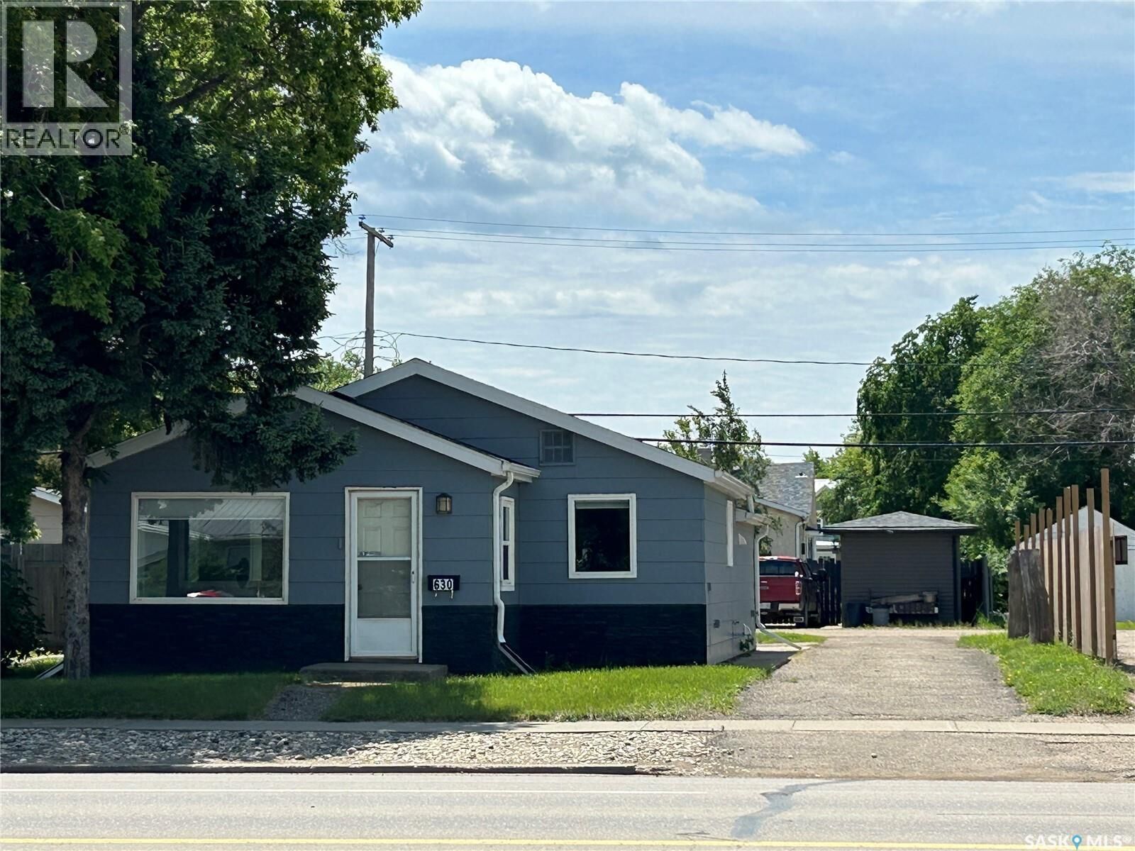 Property Photo:  630 4th Street  SK S4A 0V5 