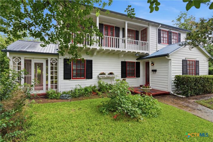 Property Photo: 308 S Erkel Avenue TX 78155