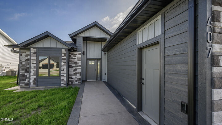 Property Photo:  407 Flint Drive  ND 58503 