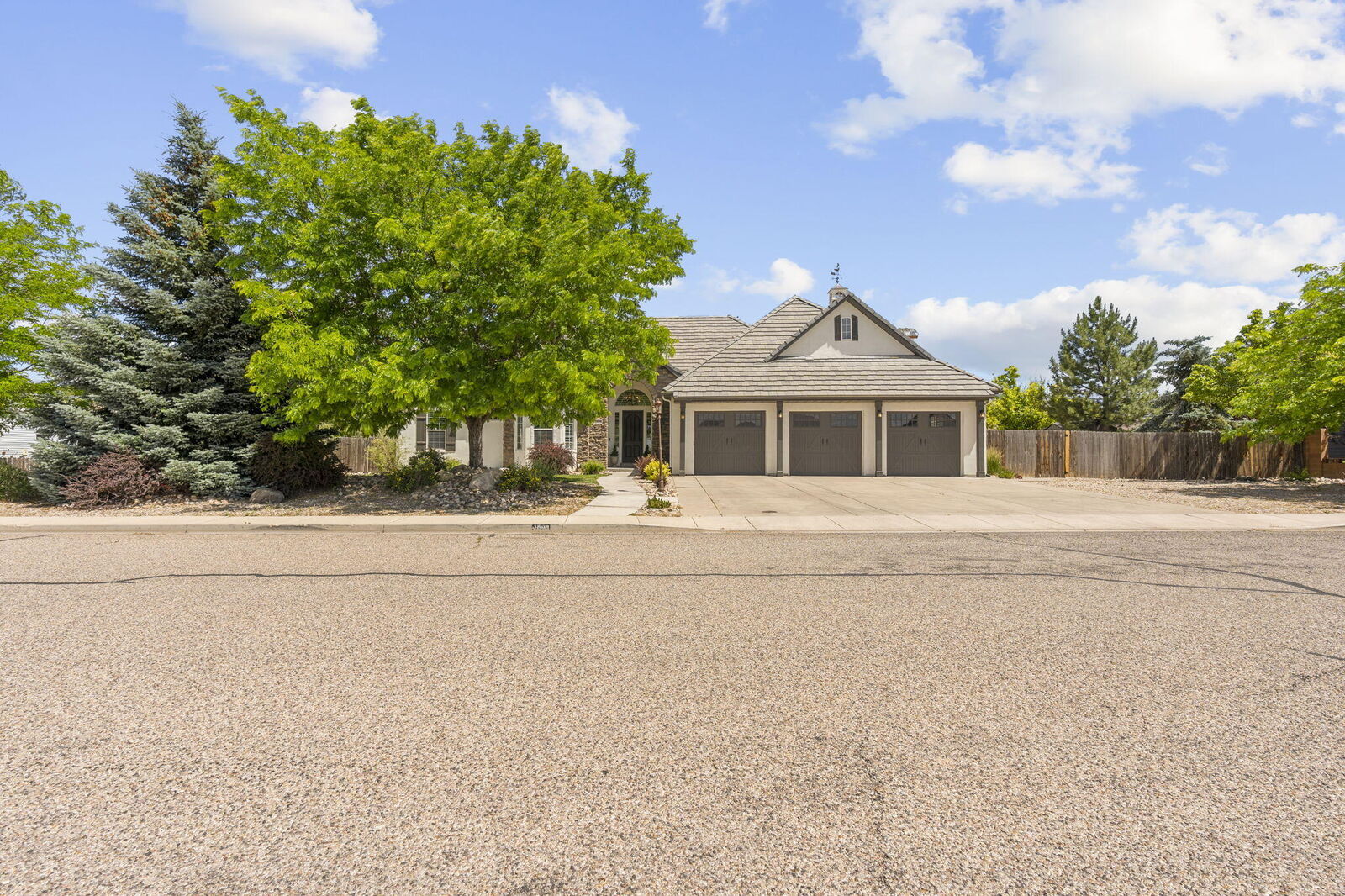 Property Photo: 1009 S Laurie Ln UT 84720