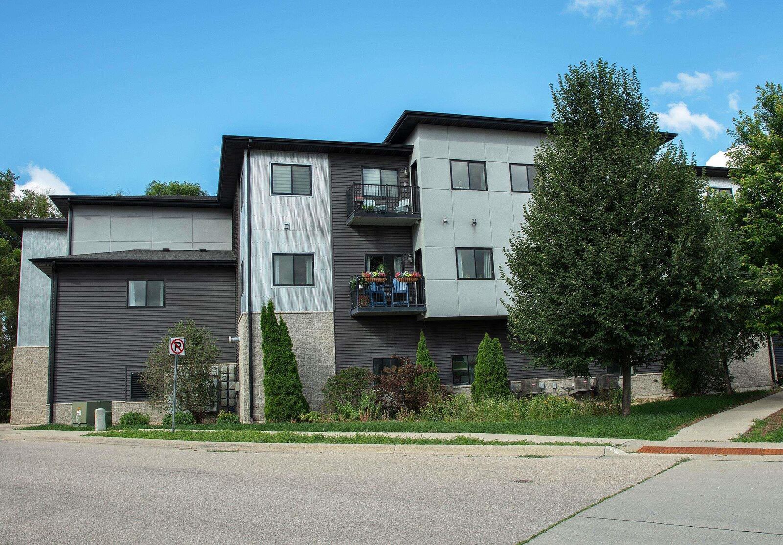 Property Photo:  221 E 5th Street 205  IA 50613 