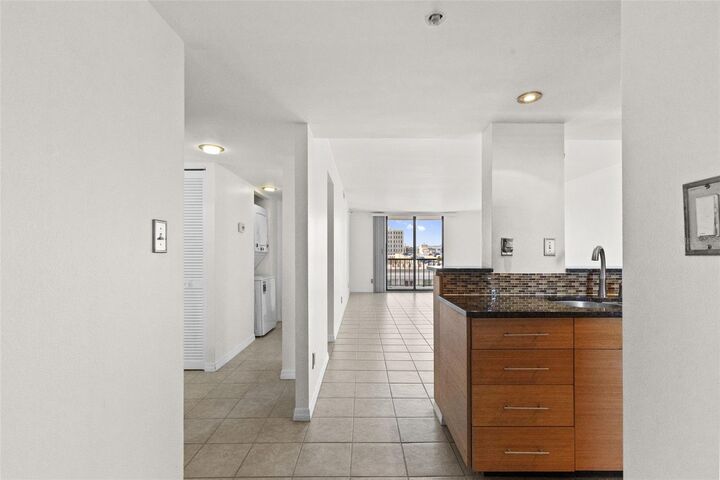 Property Photo: 201 W Laurel Street 907 FL 33602