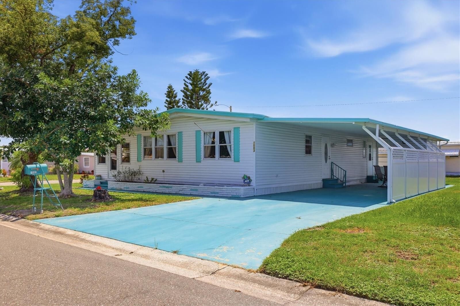 Property Photo: 1003 44th Avenue Drive E FL 34222