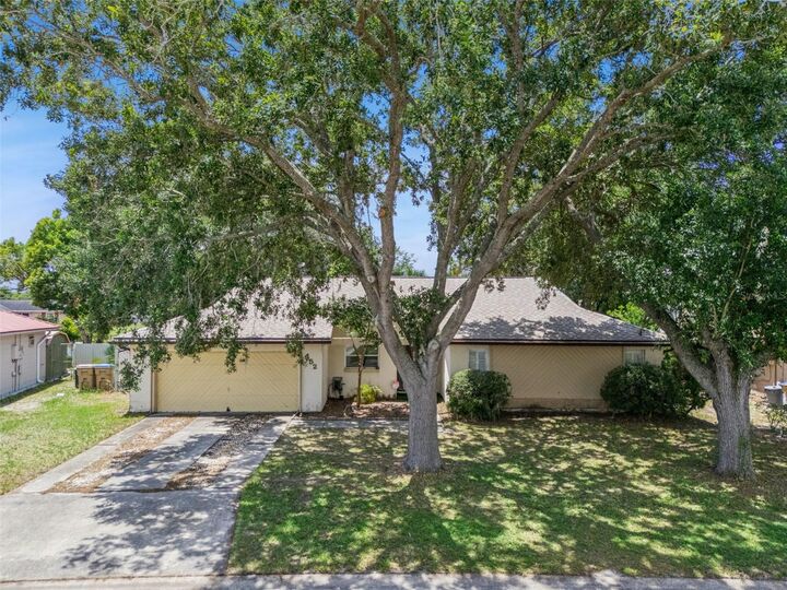 Property Photo: 452 Boxwood Court FL 34743