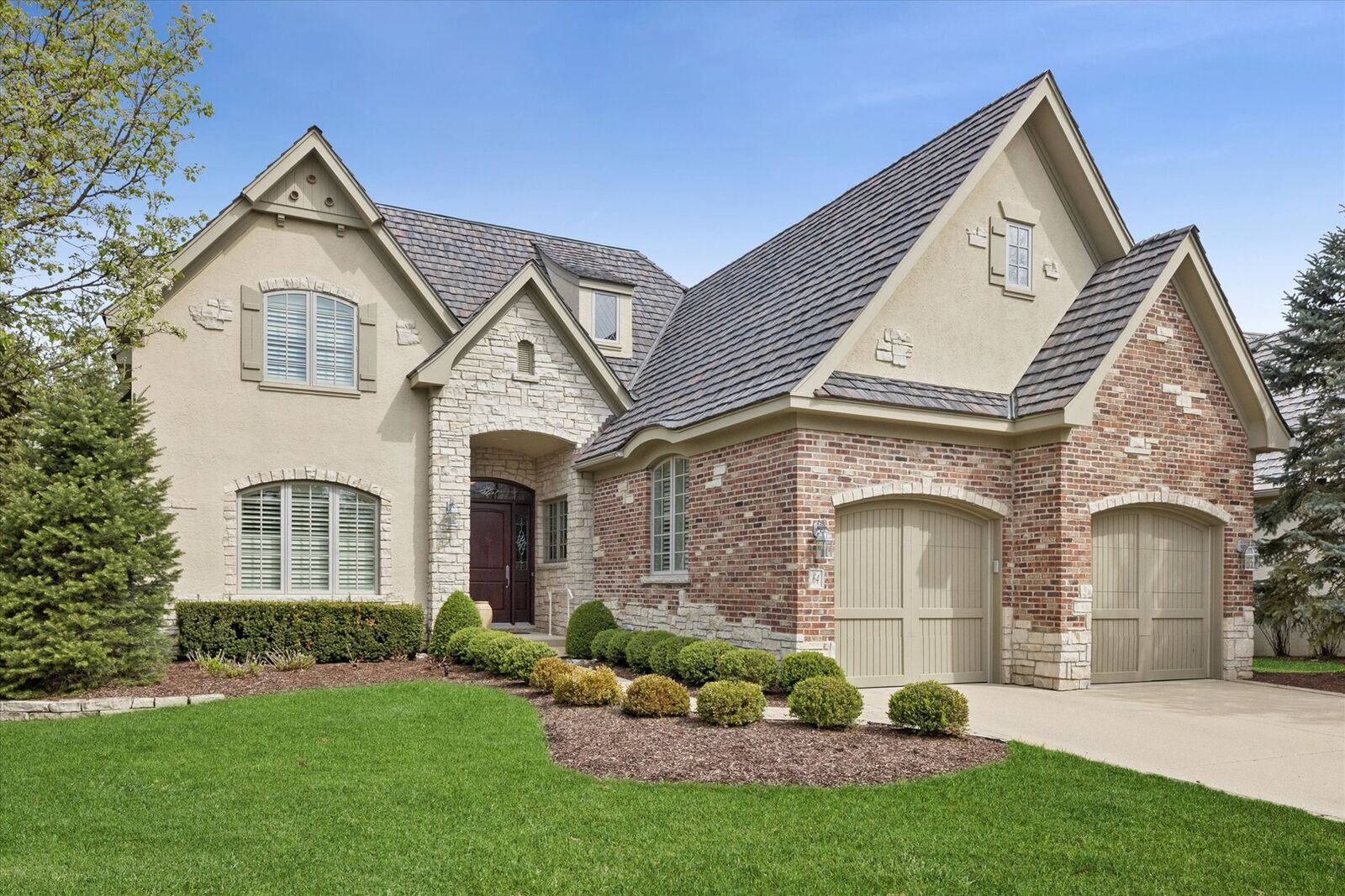 Property Photo: 64 Forest Gate Circle IL 60523