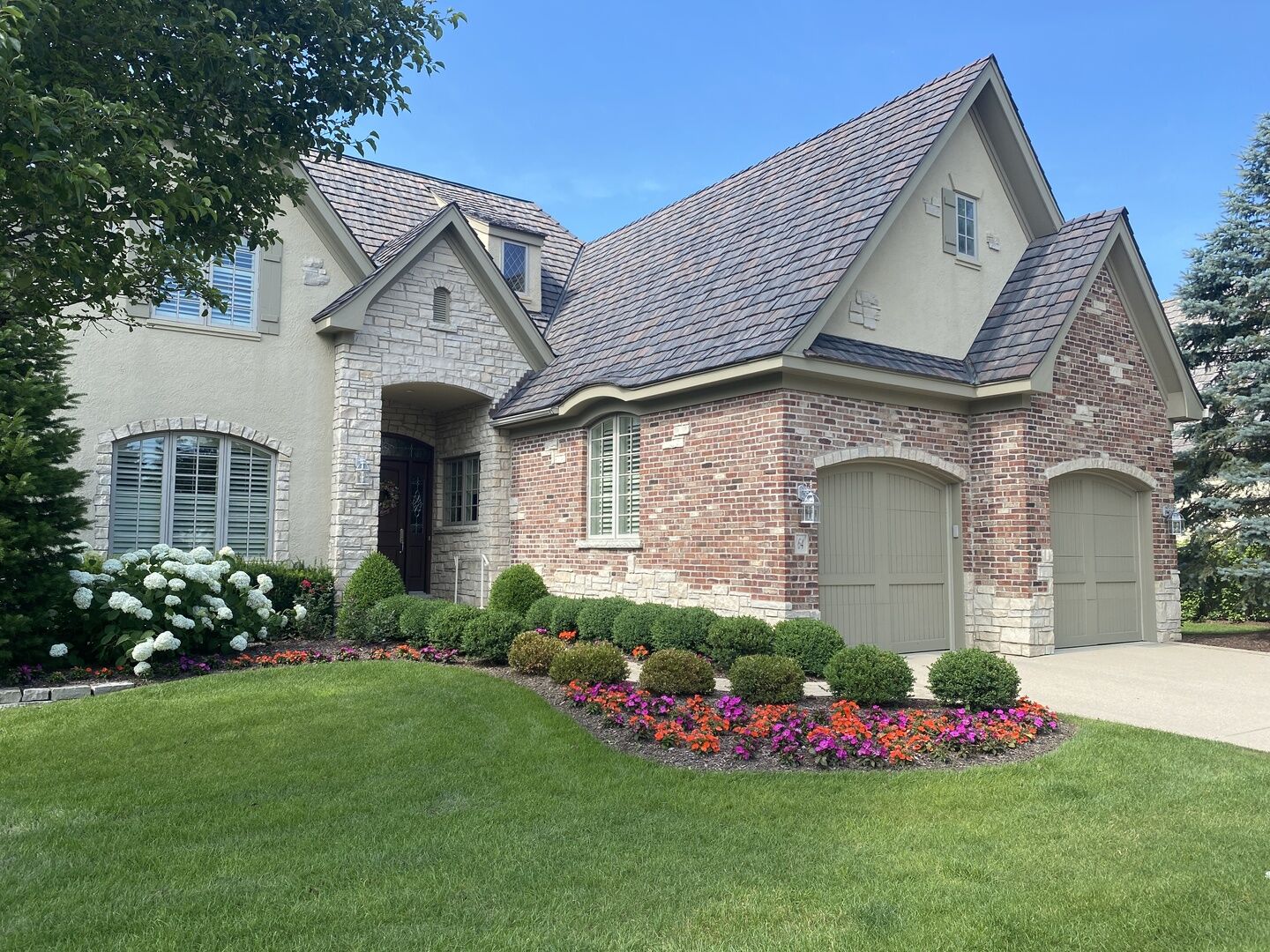Property Photo:  64 Forest Gate Circle  IL 60523 