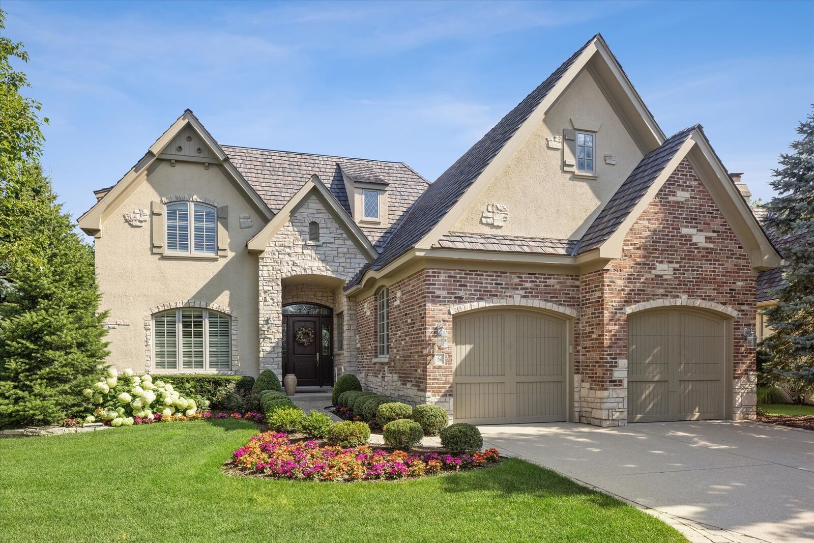 Property Photo:  64 Forest Gate Circle  IL 60523 