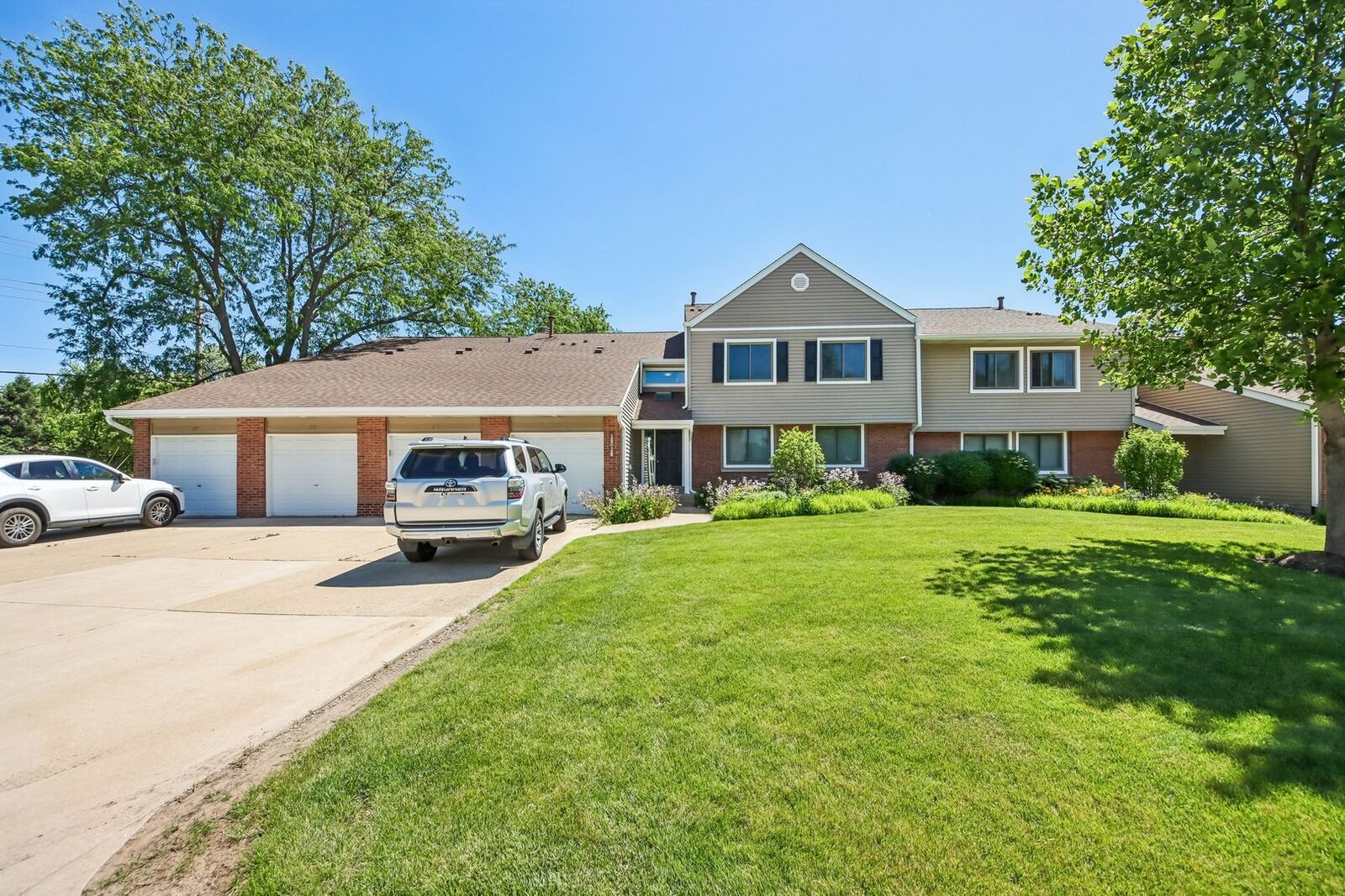 Property Photo: 124 W Morningside Lane 124 IL 60089