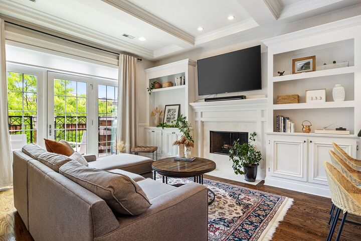 Property Photo:  3748 N Damen Avenue 3S  IL 60618 