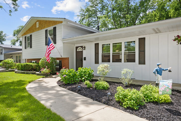 Property Photo:  586 Aztec Drive  IL 60188 