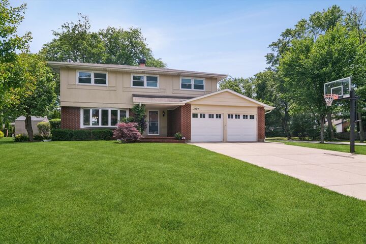 Property Photo: 1201 E Barberry Lane IL 60056