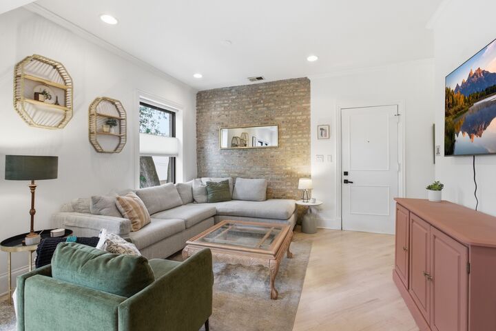 Property Photo:  1700 W Summerdale Avenue 2  IL 60640 
