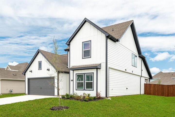 Property Photo: 744 Orchid Way TX 76258