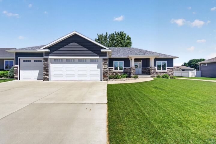 Property Photo: 523 Kingston Circle IA 51054