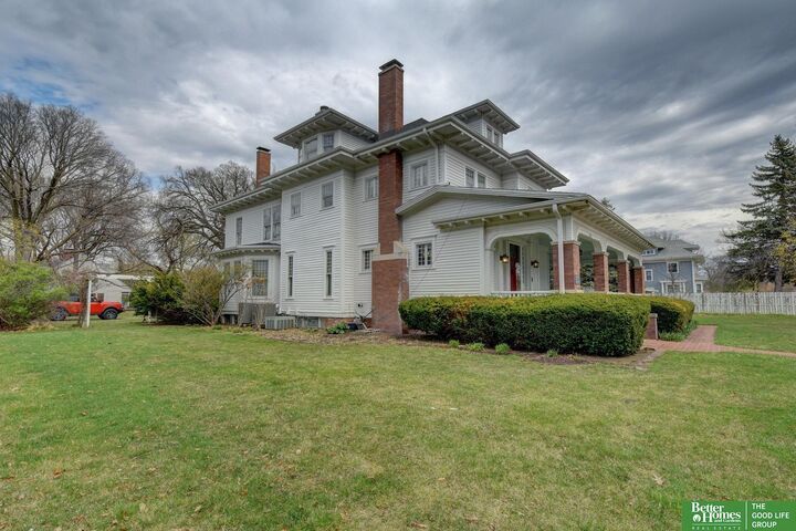 Property Photo: 234 W 10th Street NE 68025