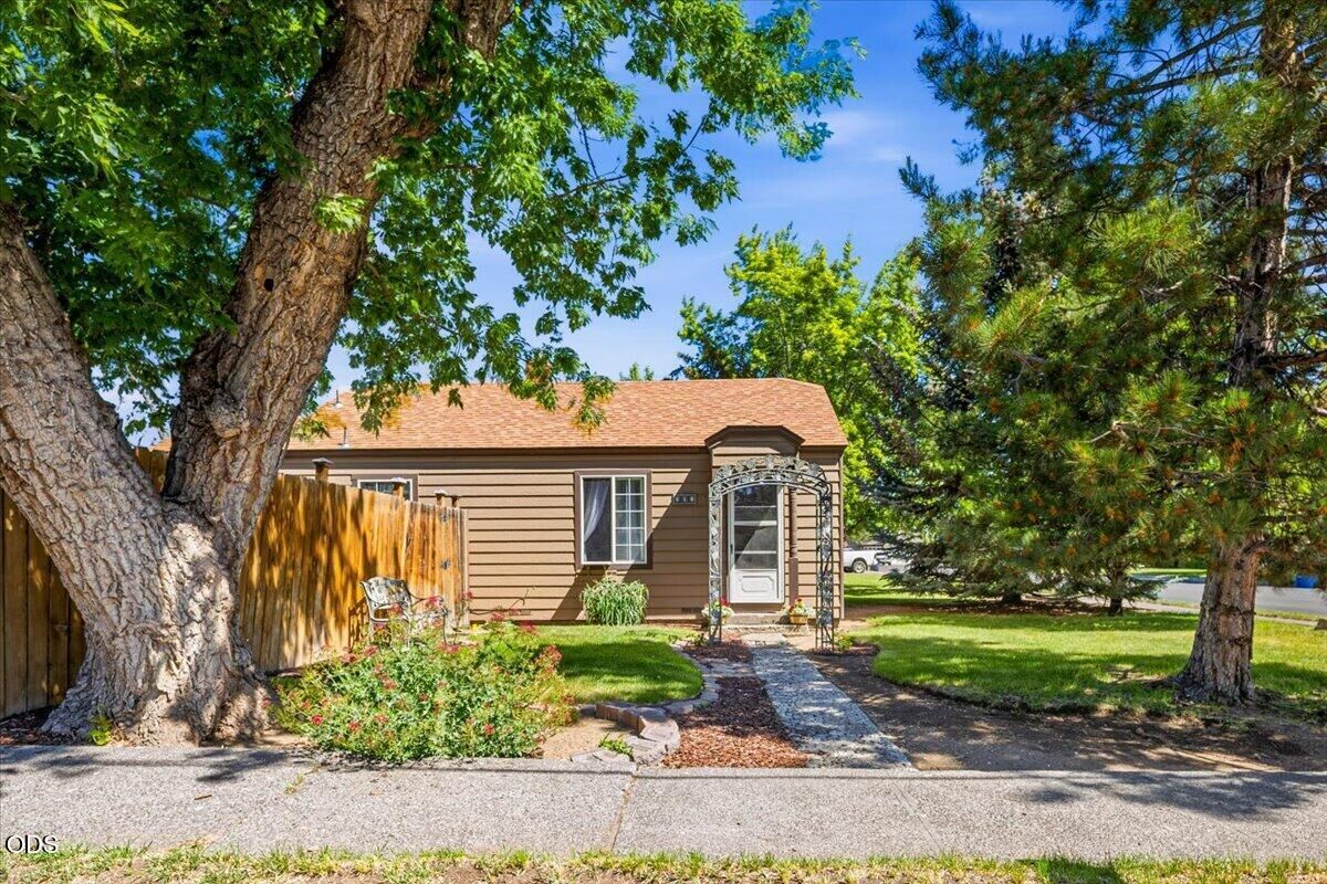 Property Photo:  303 NW Birch Avenue  OR 97756 