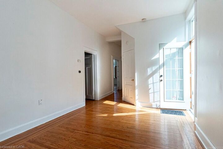 Photo de la propriété: 270 Queen Street S ON L8P 3T3