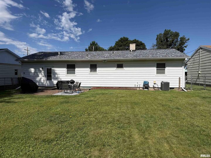 Property Photo:  903 Harrison Street  IL 61401 