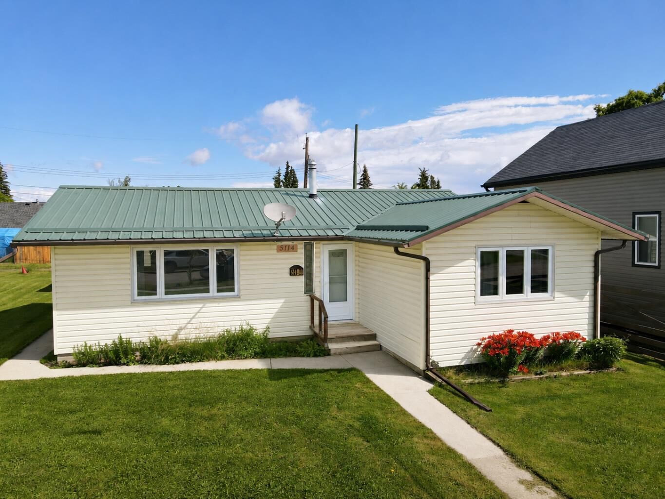 Property Photo:  5114 47 Avenue W  AB T0E 1N0 
