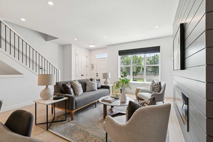 Property Photo:  1927 42 Street NW  AB T3B 5H1 