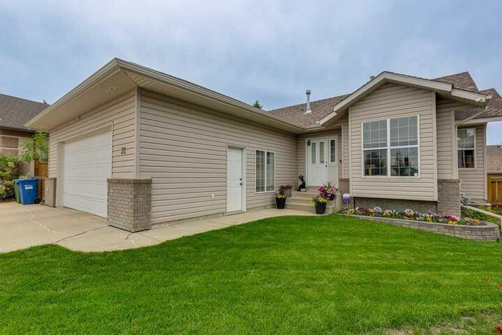 Property Photo:  32 Duval Close  AB T4R 2Y7 