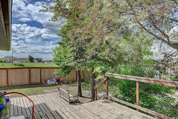 Property Photo: 9624 Hillcrest Drive AB T8V 1A8