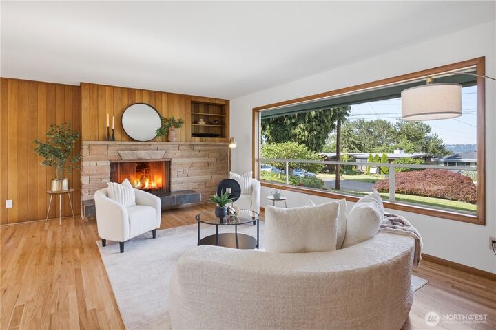 Property Photo: 812 Alvord Avenue N WA 98031