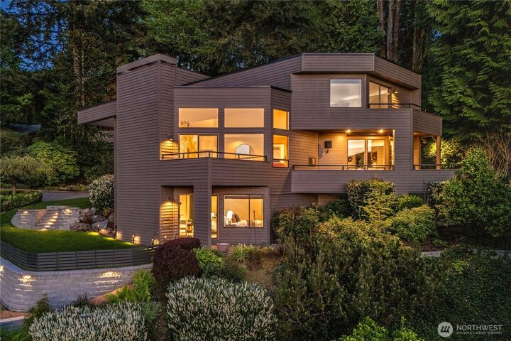 Property Photo:  13707 SE 51st Place  WA 98006 